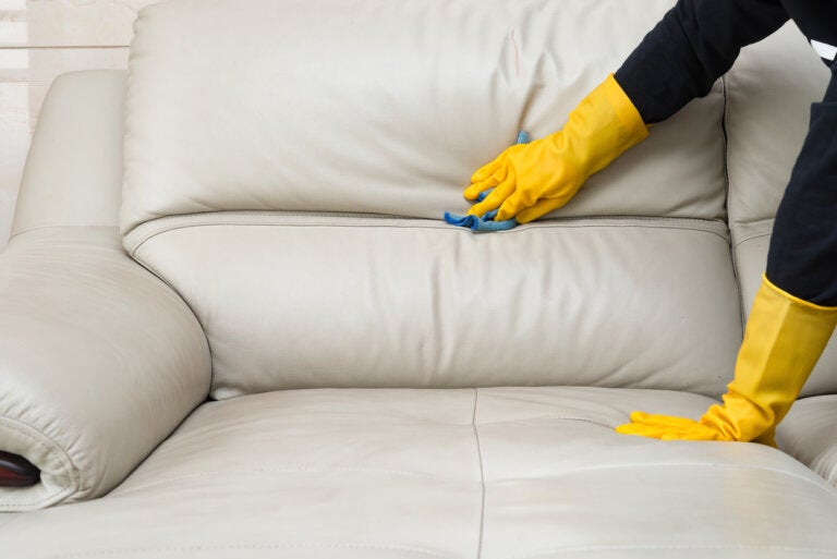 Consejos para el mantenimiento de un sofá de polipiel