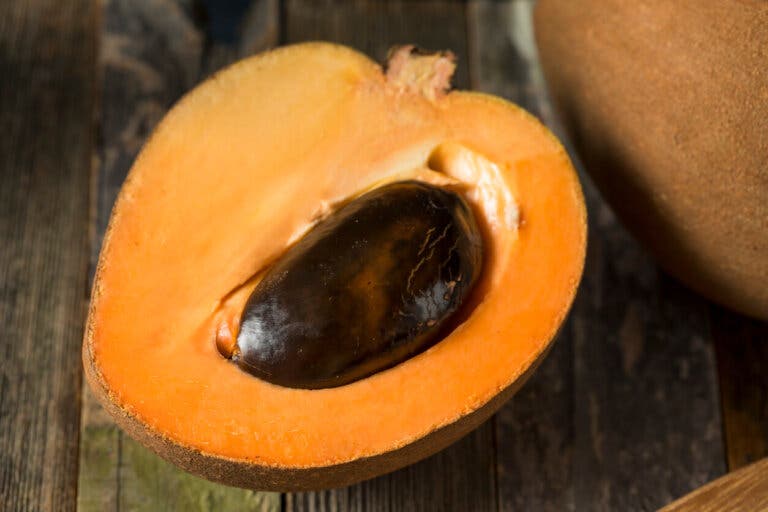 Hueso de mamey: beneficios y cómo utilizarlo