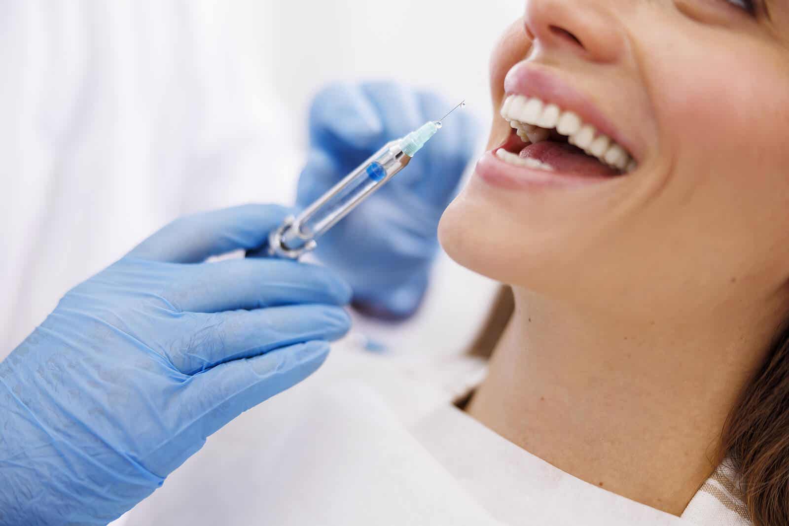 Lokalanästhesie in der Zahnmedizin - Frau bekommt eine Sprutze beim Zahnarzt