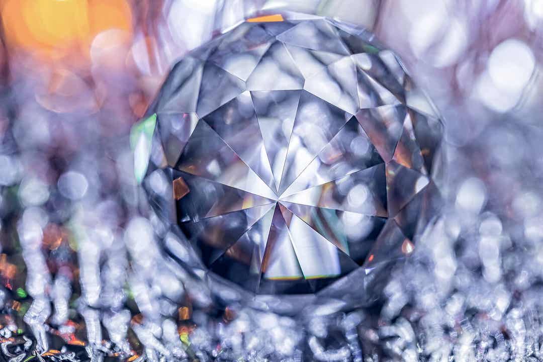 Bola De Feng Shui: O Que É E Como Integrá-La Na Decoração Da Casa 3 Bola de feng shui facetada.