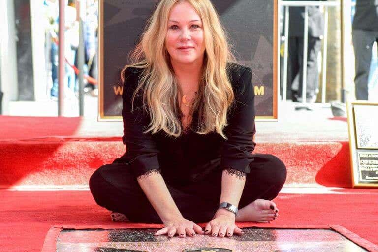 Christina Applegate a reçu son étoile sur le Hollywood Walk pieds nus, car sa SEP l'empêche de porter des chaussures.