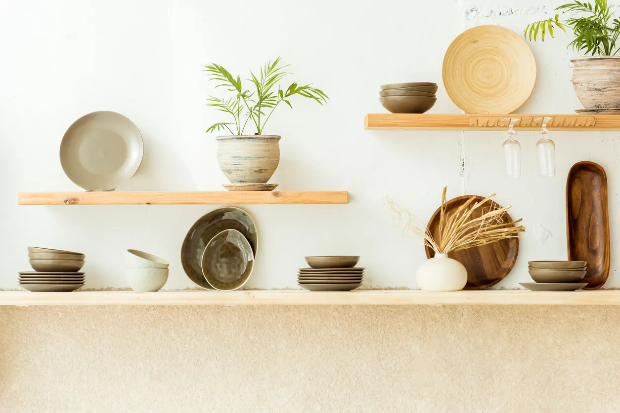 Shaker-Stil - Regale mit Tonwaren