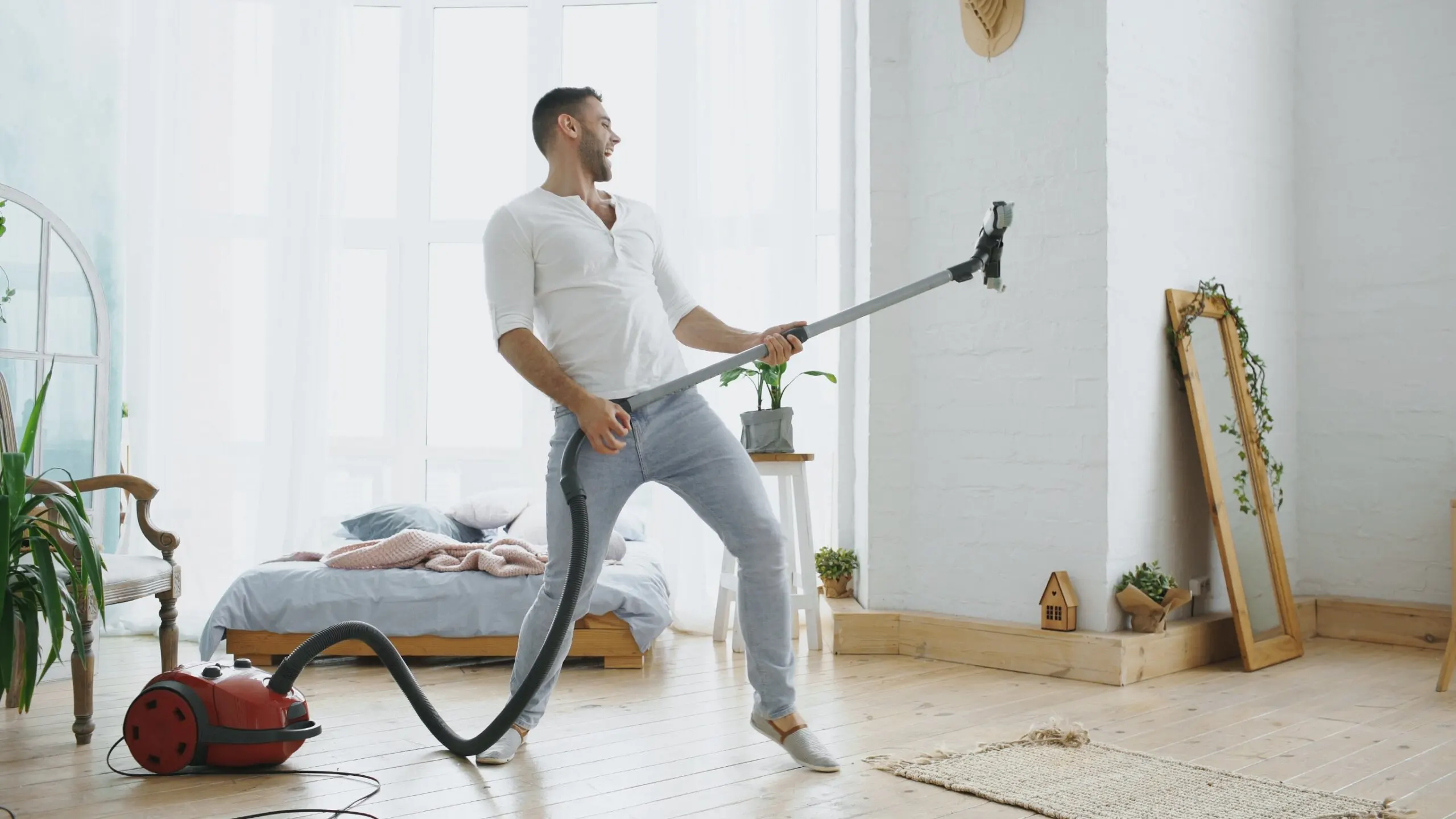 "Cleanliness" - Mann hat Spaß beim Staubsaugen