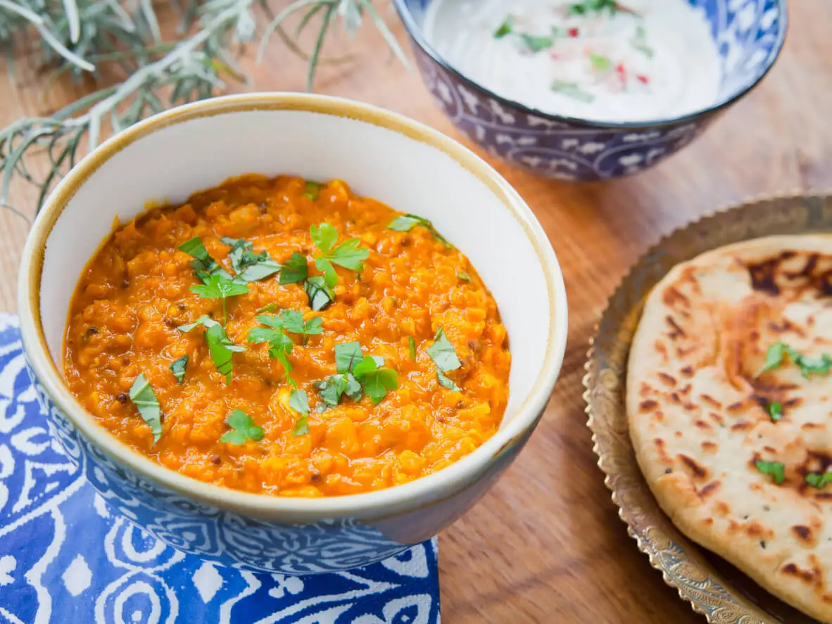 Platos de la comida india: dhal de lentejas rojas.
