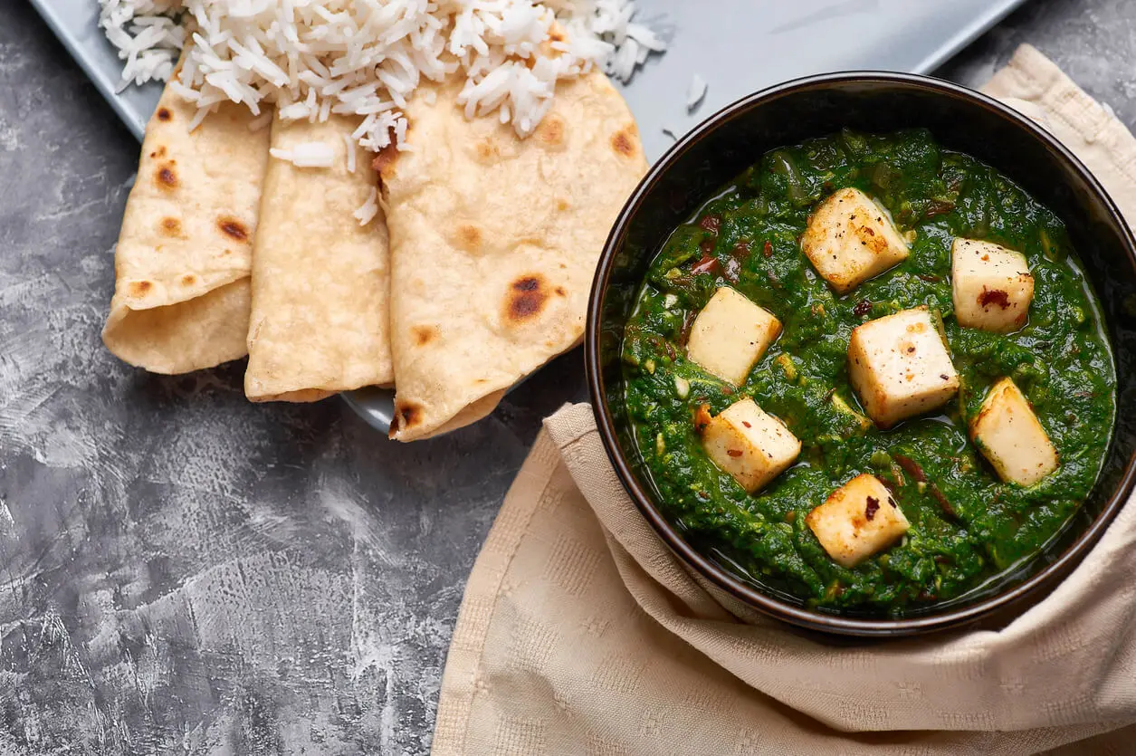 El palak paneer se elabora con espincas y queso.