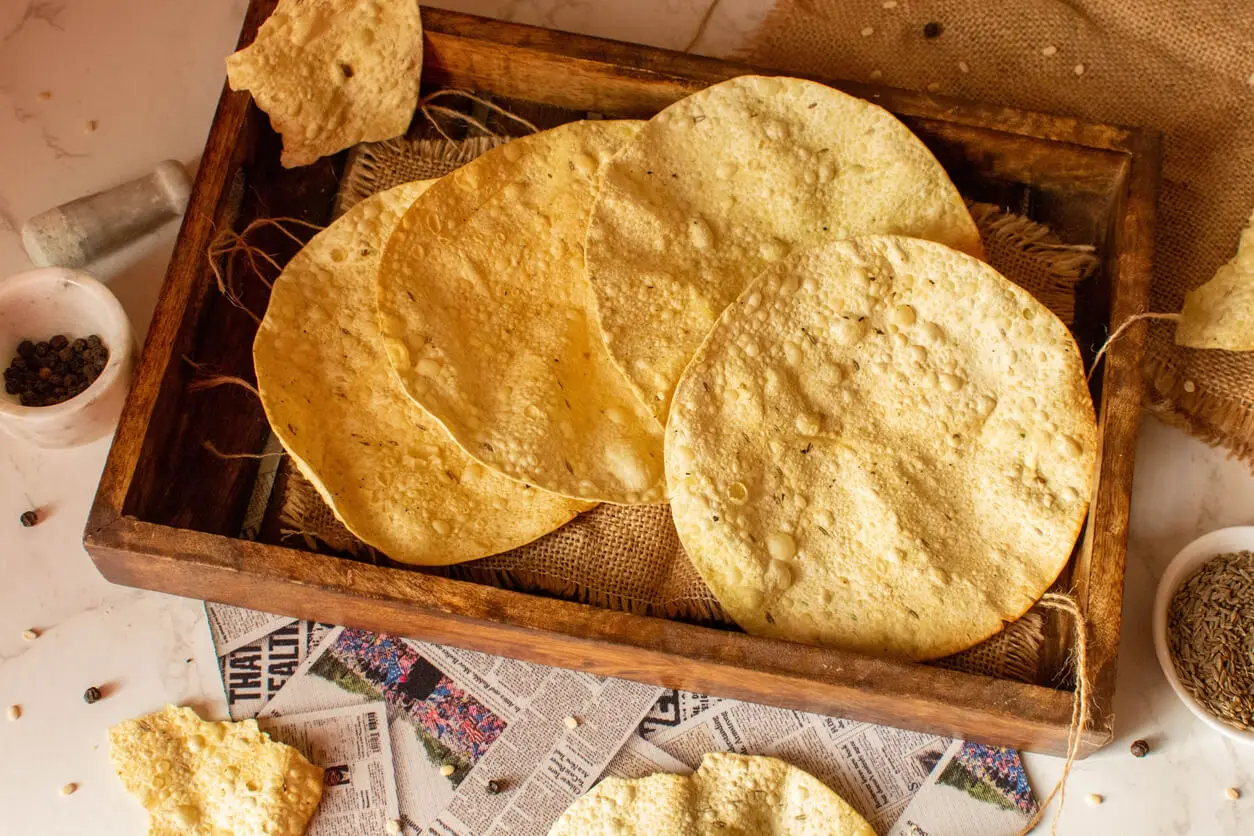 Papadam, aperitivo típico de la comida india.