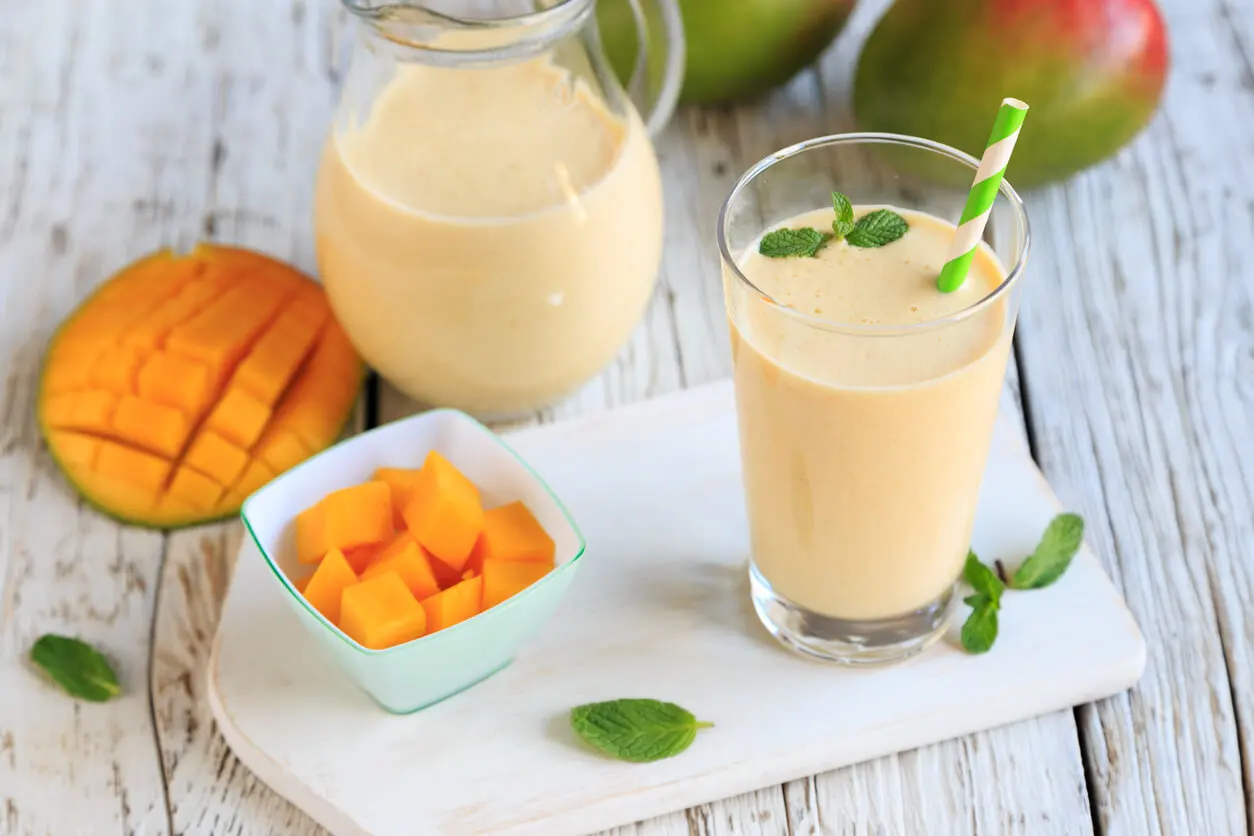 Bebidas y platos de la comida india: lassi de mango.