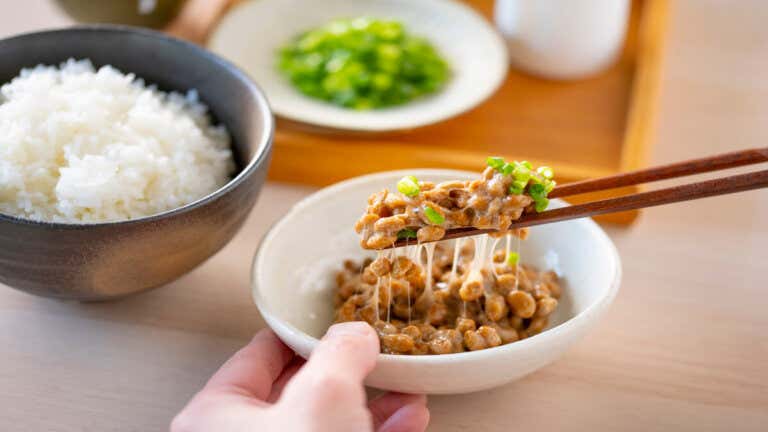 Natto, el viscoso alimento japonés que aporta probióticos