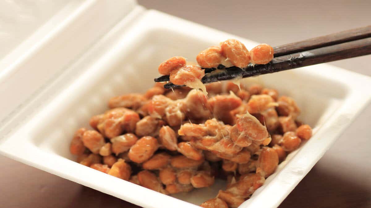 Natto, fermentado de granos de soja.