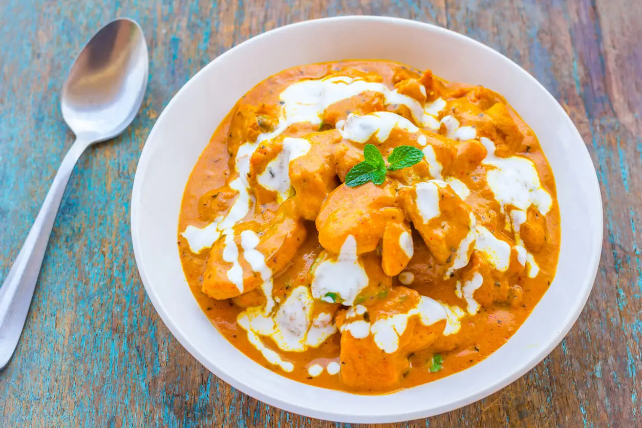 Pollo con mantequilla, un plato de la comida india conocido en todo el mundo.