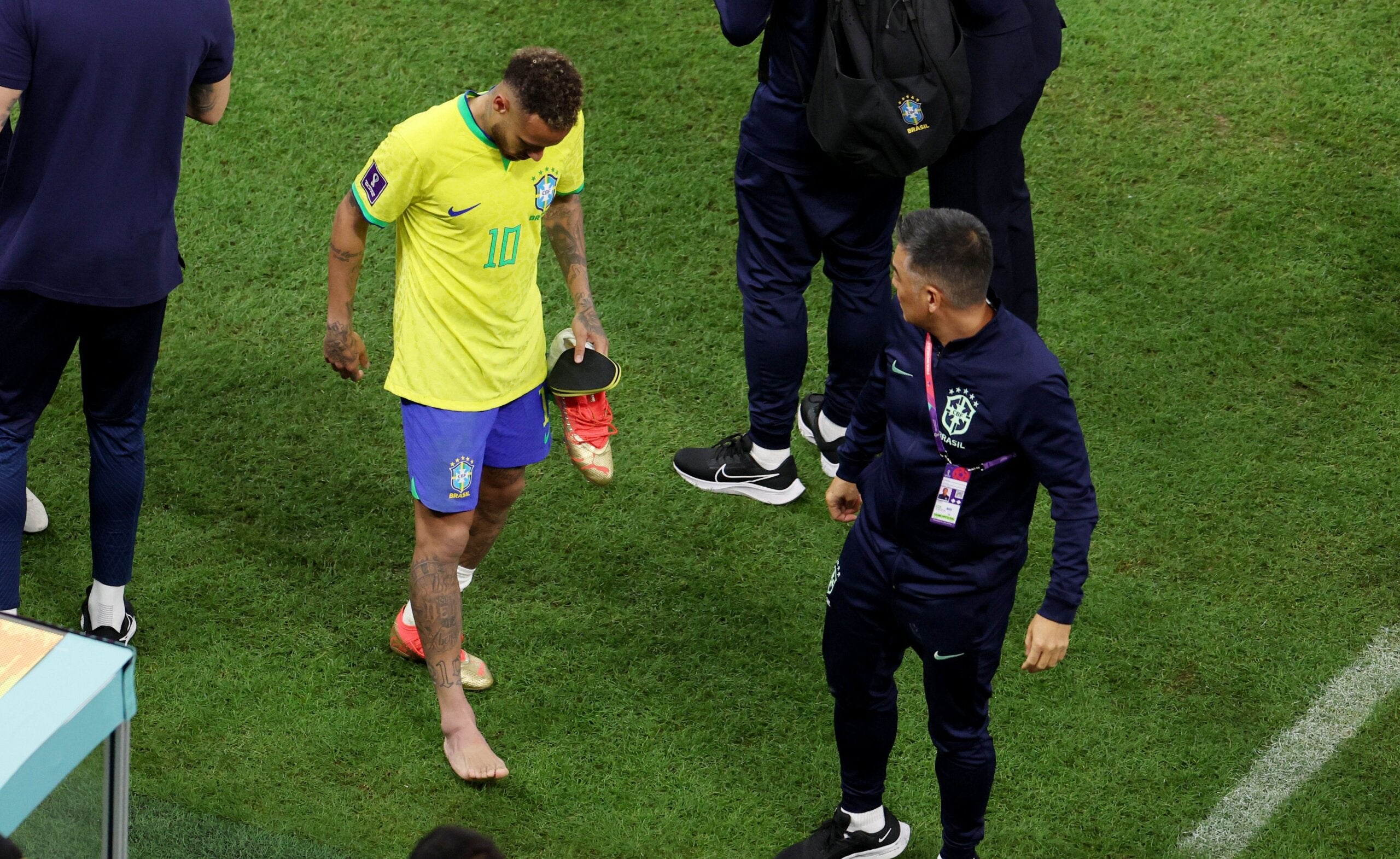 Neymar se retire du match en raison d'une blessure à la cheville.
