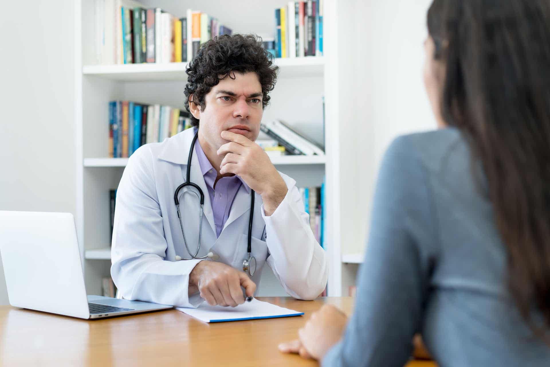 zerebrale Angiographie - Patientin im Gespräch mit einem Arzt