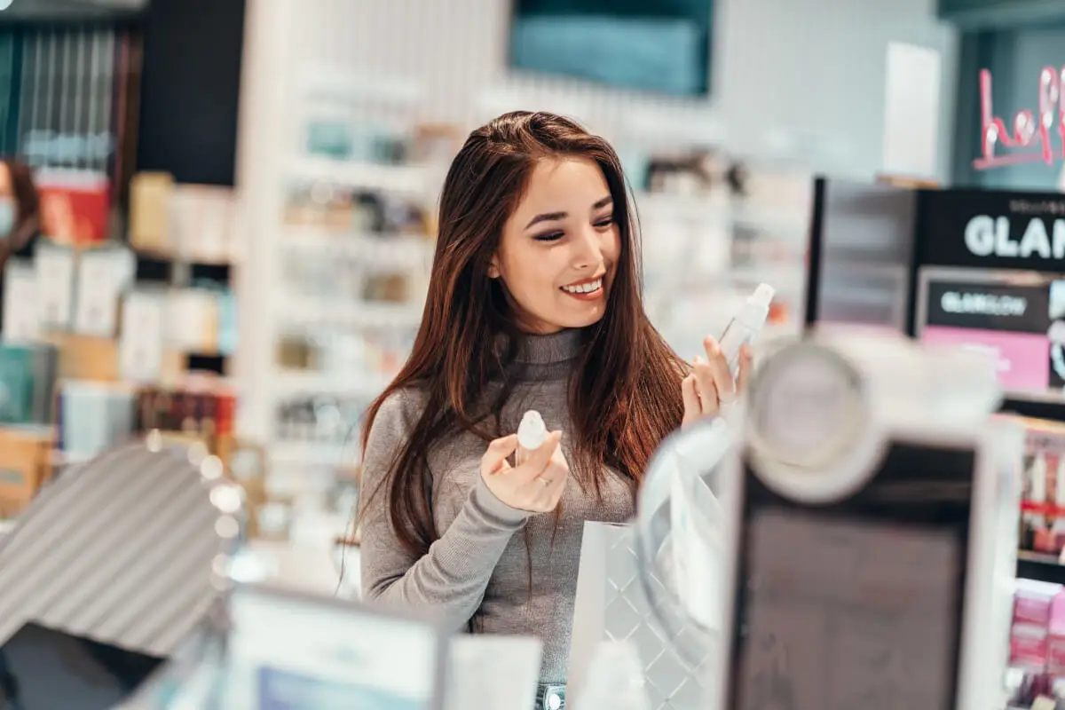 Femme faisant du shopping le vendredi noir.