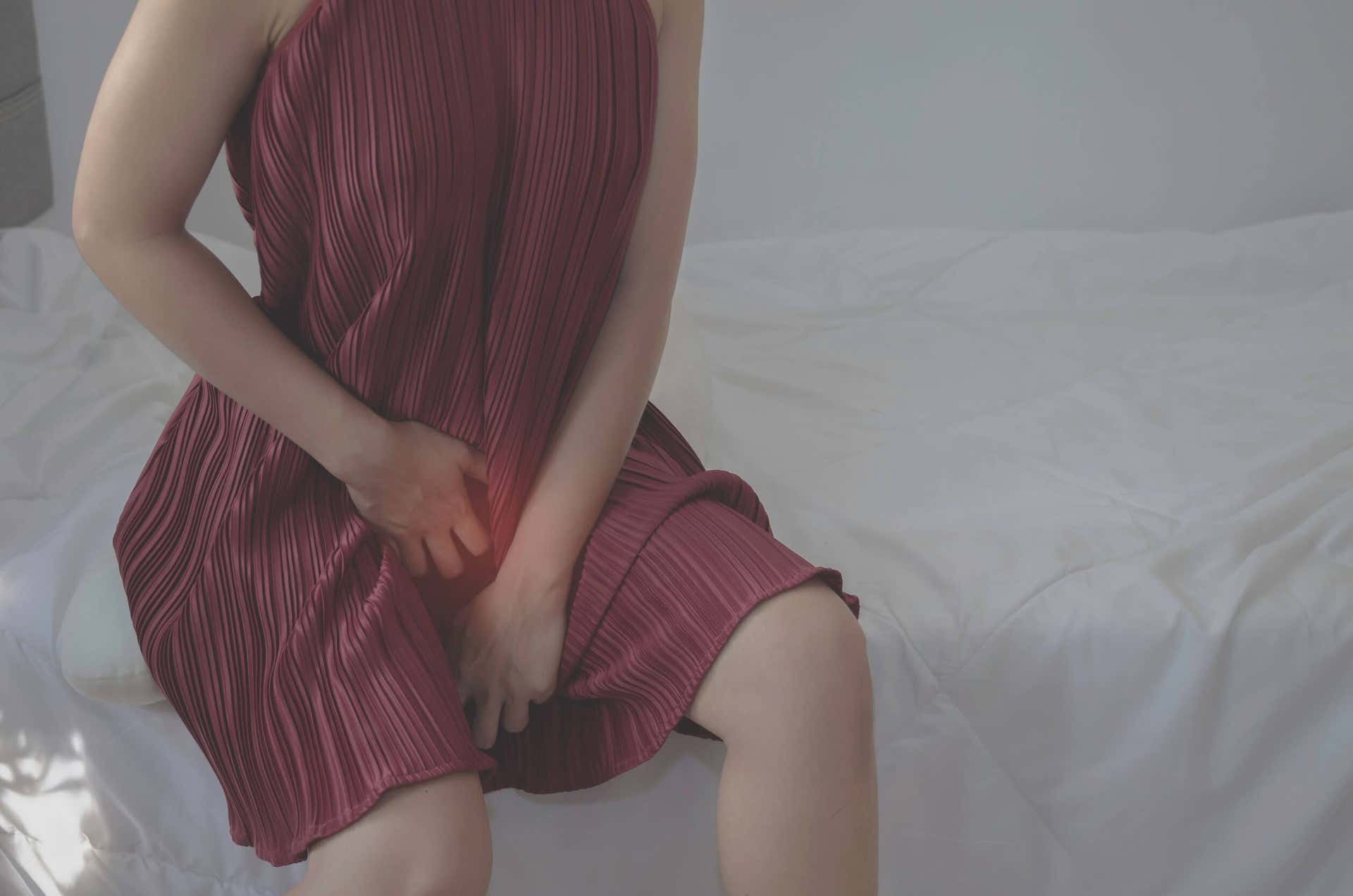 Vulva-Dermatitis - Frau hat Schmerzen im Intimbereich