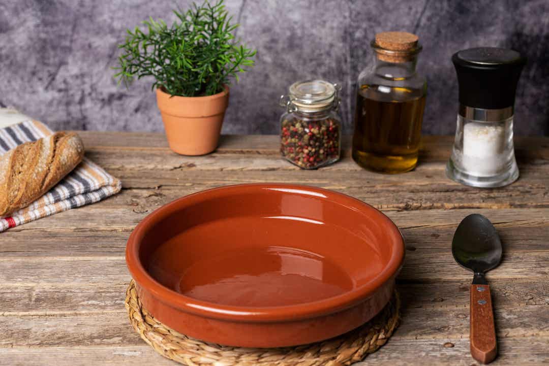 Objetos De Barro: Como Introduzi-Los Na Decoração Da Casa? 5 Prato de barro para decorar a cozinha.