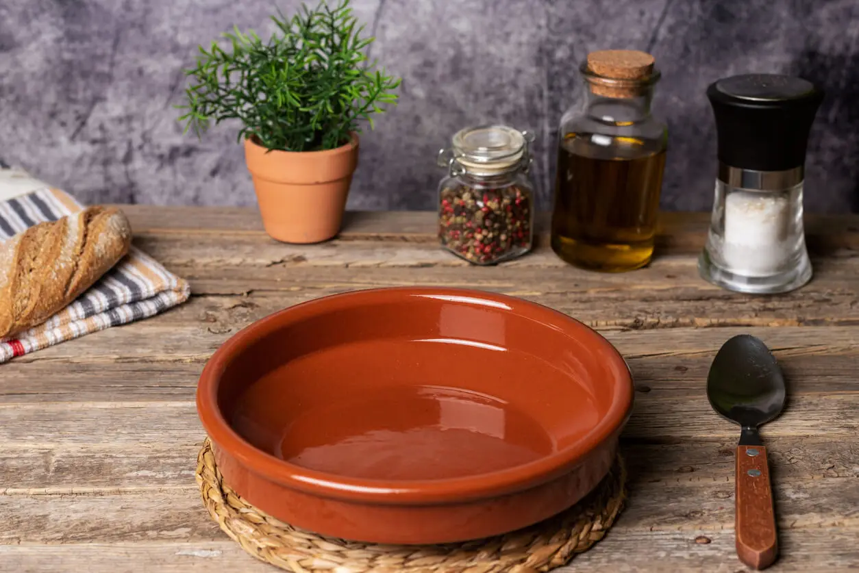 Plato de barro para decorar la cocina.
