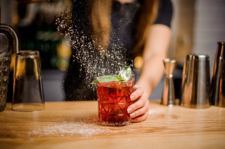 ¿La mezcla de alcohol y azúcar provoca resaca? Esto dice la ciencia