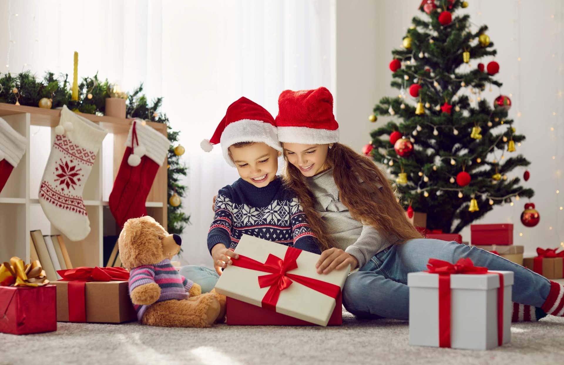 Barn som åpner julegaver