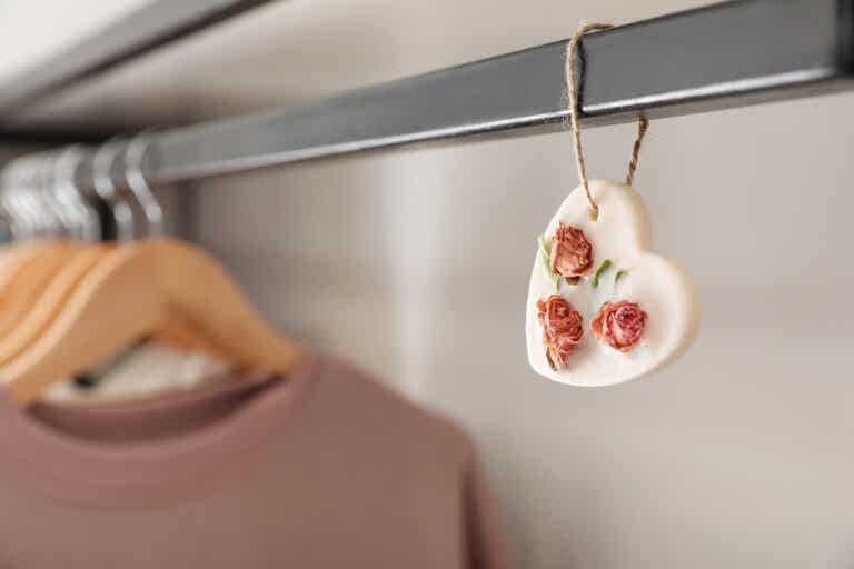 Cómo mantener la ropa con un olor fresco en el armario