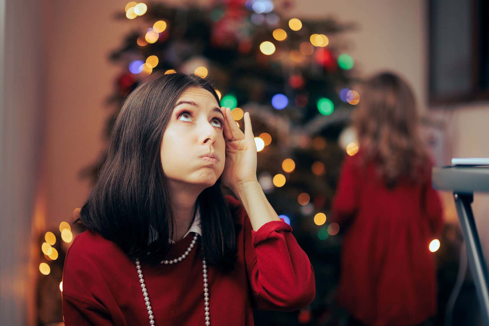 Stresset kvinde foran juletræ