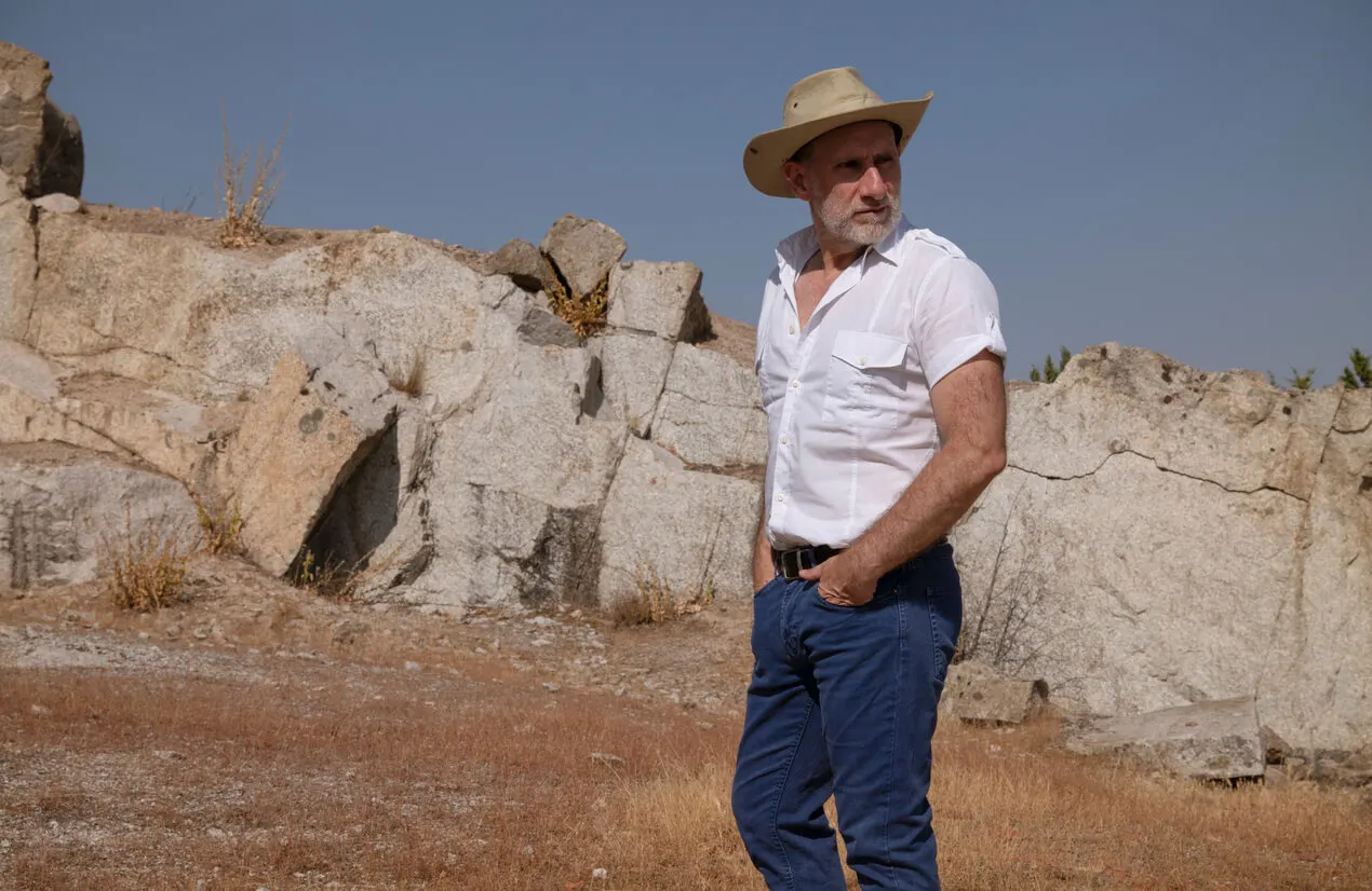 Hombre con vaquero recto en el campo.