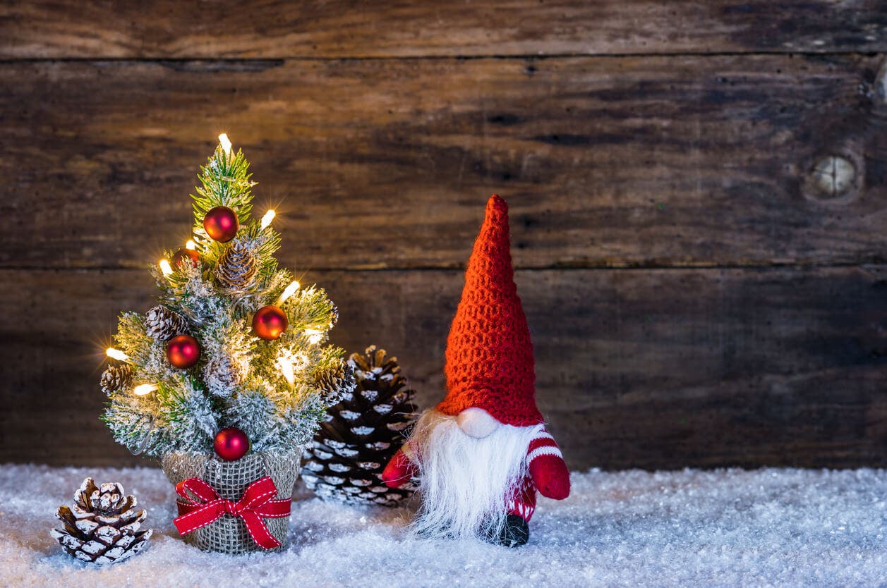 Mini-kerstboom met een kleine kerstman
