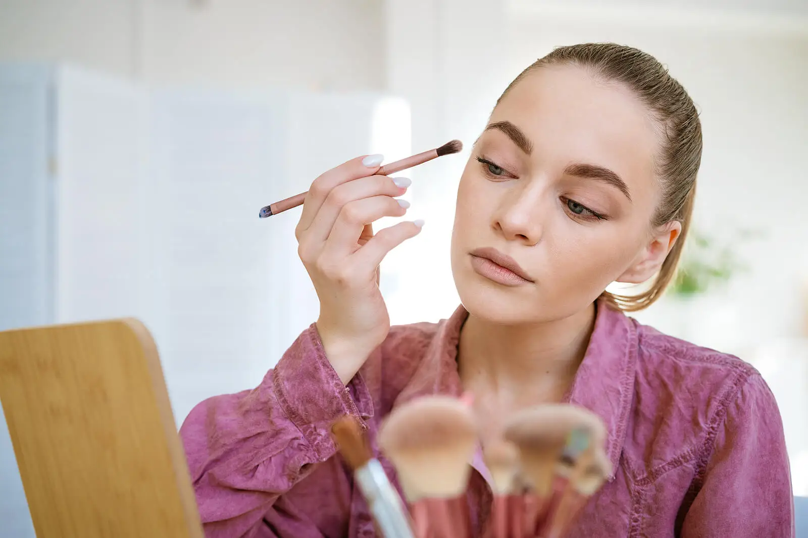 Les pinceaux de maquillage dans la salle de bain sont contaminés.