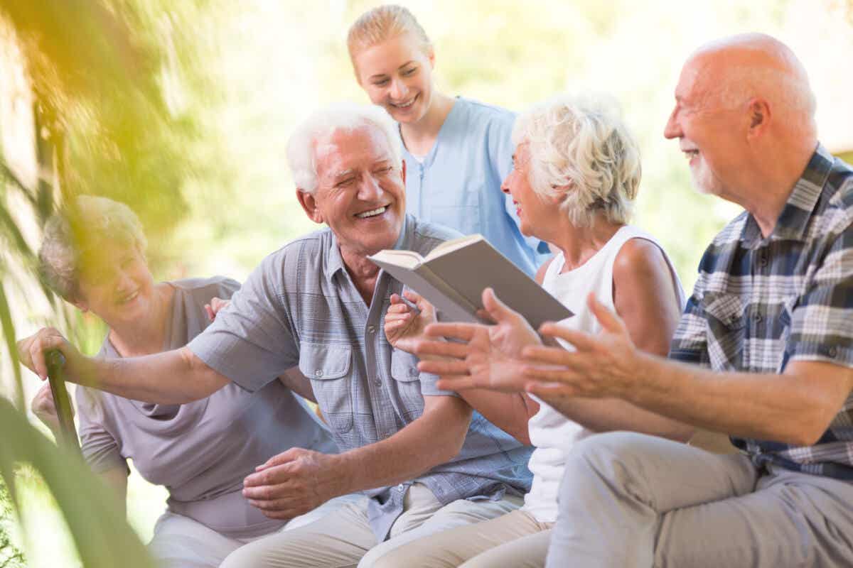 Alterung verzögern - fröhliche ältere Menschen