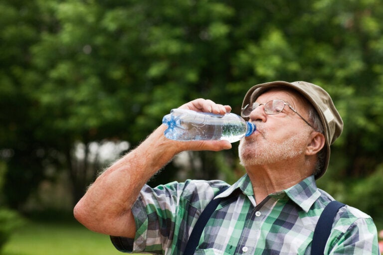 Mantenerse hidratado: ¿la clave para vivir más tiempo?