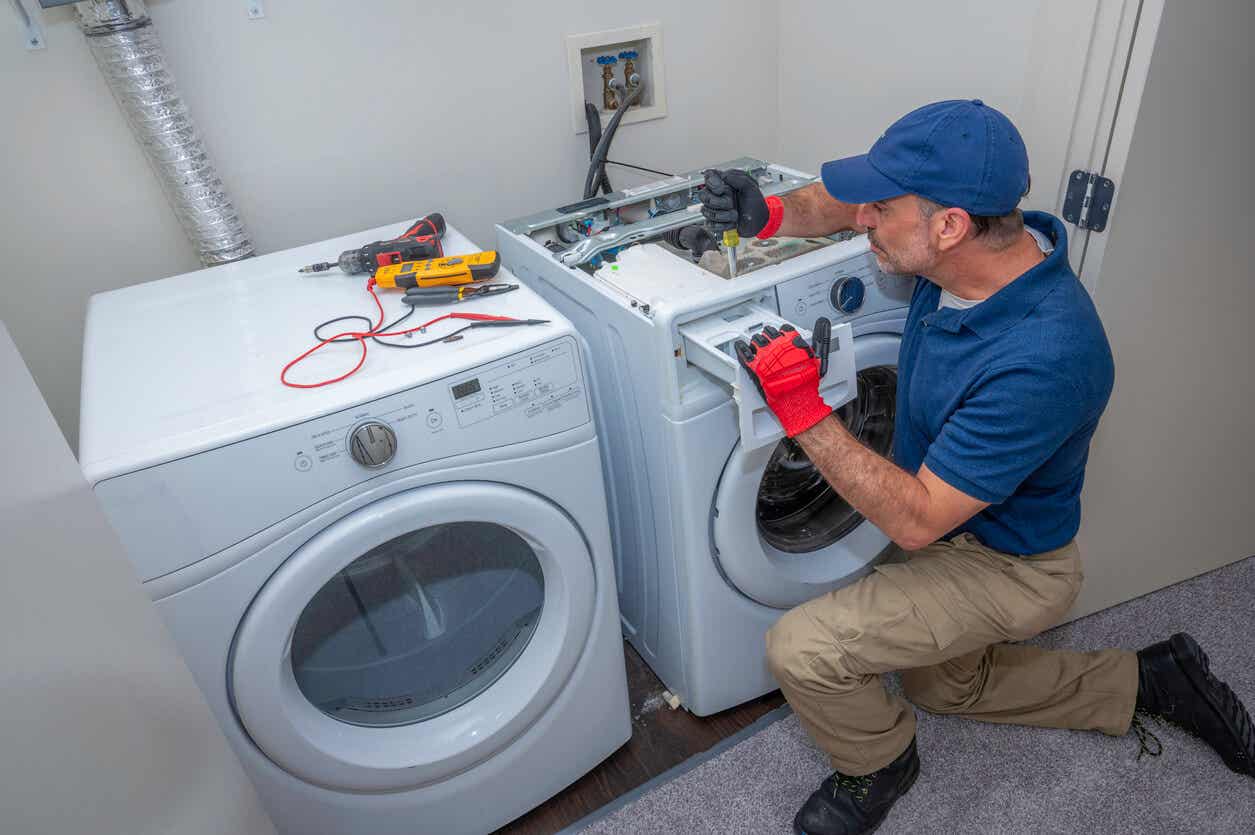 Technicien pour réparer une machine à laver qui n'essore pas.