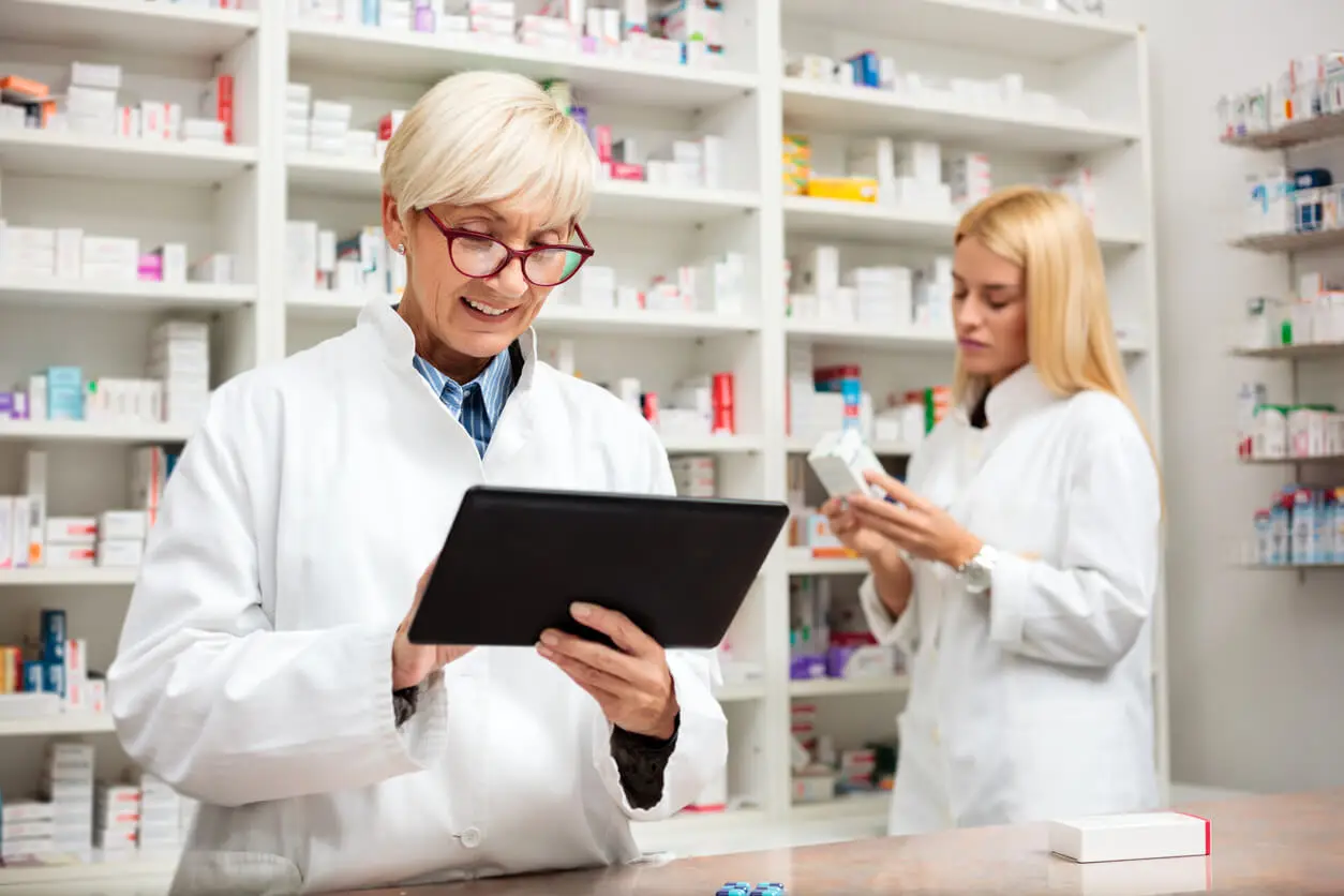 Online-Apotheken - zwei Apothekerinnen