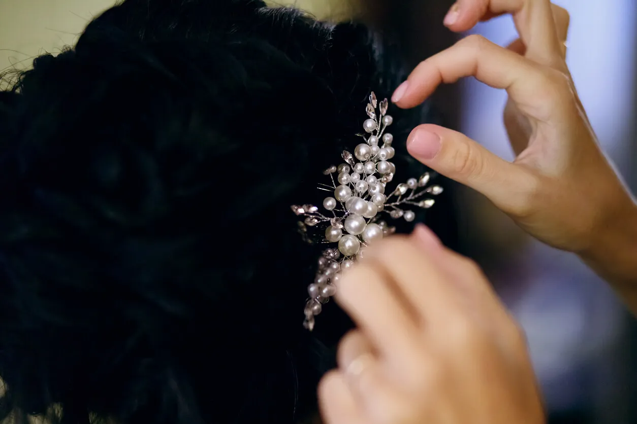 Broche con perlas para el cabello.