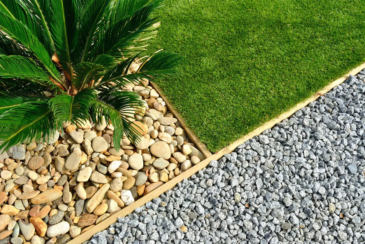 Maderas y piedra para decorar un jardín con poco dinero o presupuesto