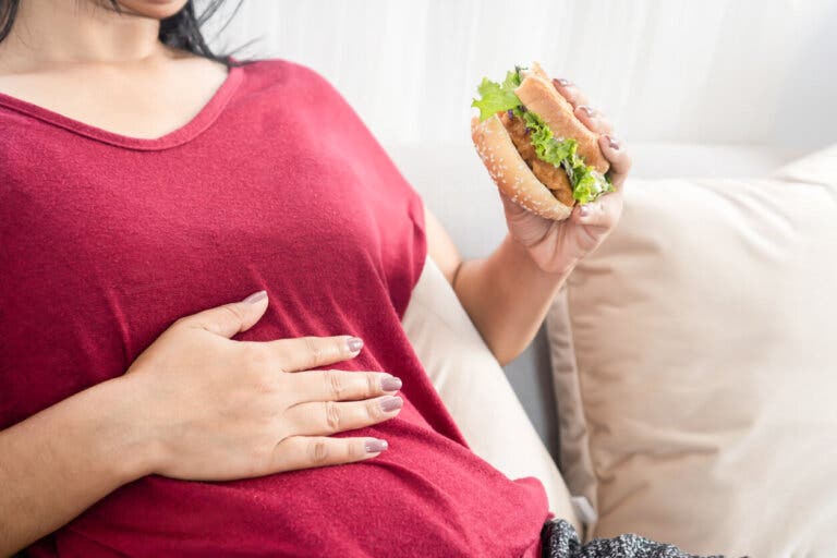 Así es como la comida rápida afecta la salud del hígado