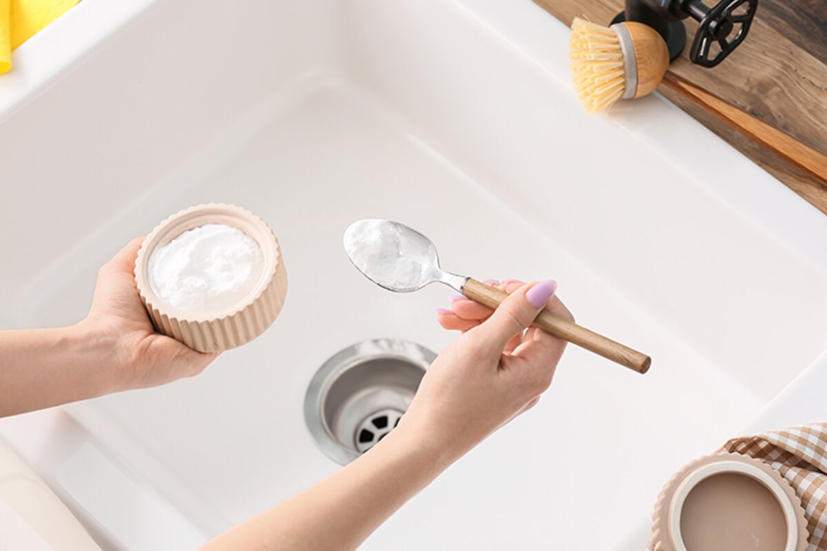 Le bicarbonate de soude fait partie des produits naturels efficaces pour nettoyer les robinets des éviers.