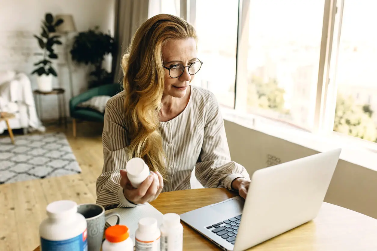 Online-Apotheken - Frau kauft online Medikamente