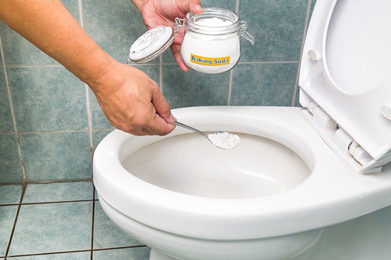 Cómo destapar un inodoro sin destapacaños: fácil, rápido y limpio