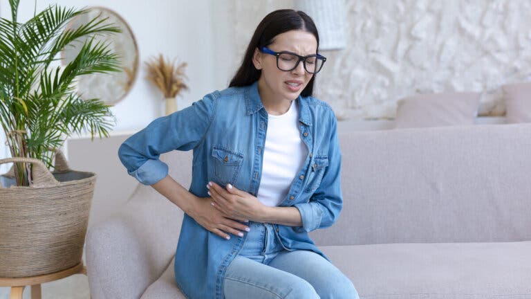¿Qué es una distensión muscular intercostal y cómo se trata?