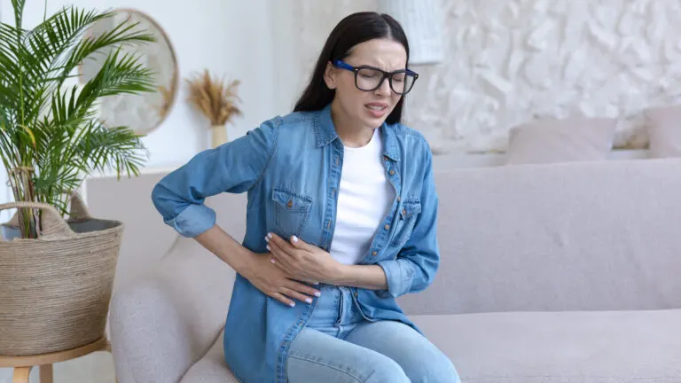 ¿Qué es una distensión muscular intercostal y cómo se trata?