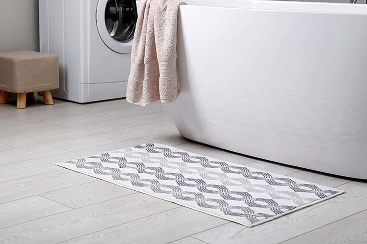 Los tapetes de baño de tela son más fáciles de lavar, pero hay que hacerlo con mayor frecuencia.