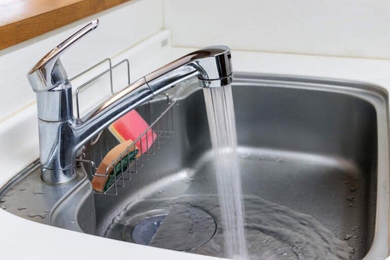 Cómo limpiar el fregadero para evitar los malos olores: desde el grifo hasta el sifón
