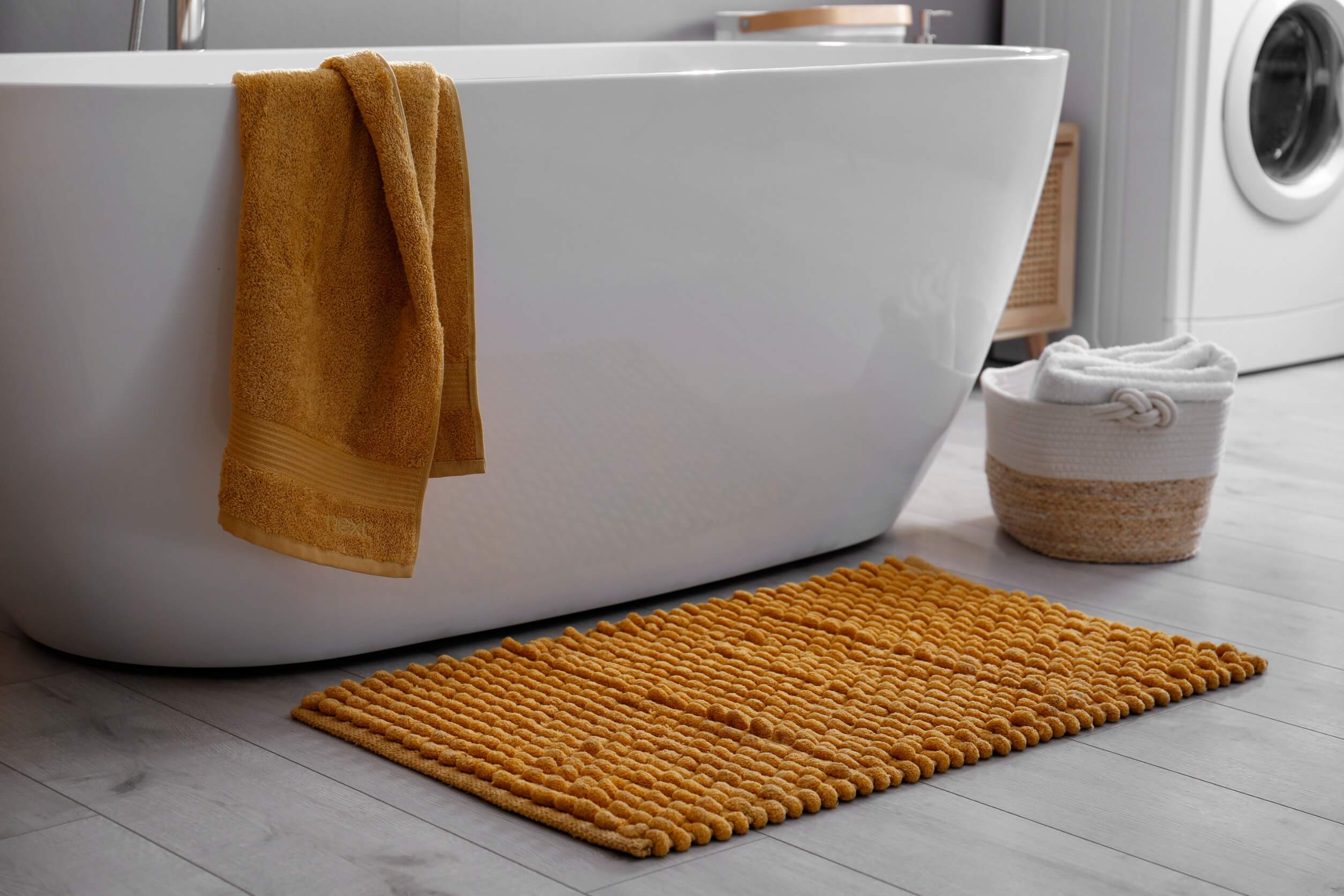 Aprende cómo lavar los tapetes o alfombras del baño: de tela y de plástico