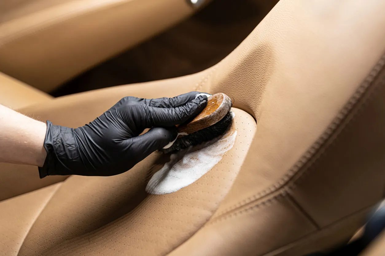 Limpiador casero para tapicería de coche.