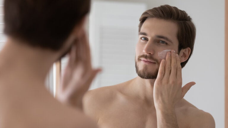 Pasos y consejos del maquillaje masculino para realzar su belleza natural