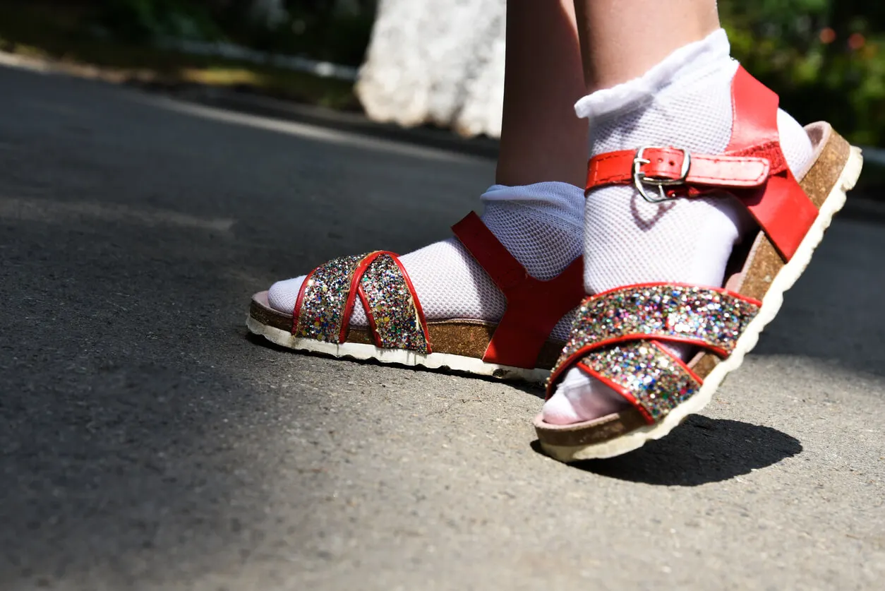 Layering - weiße Socken in Sandalen