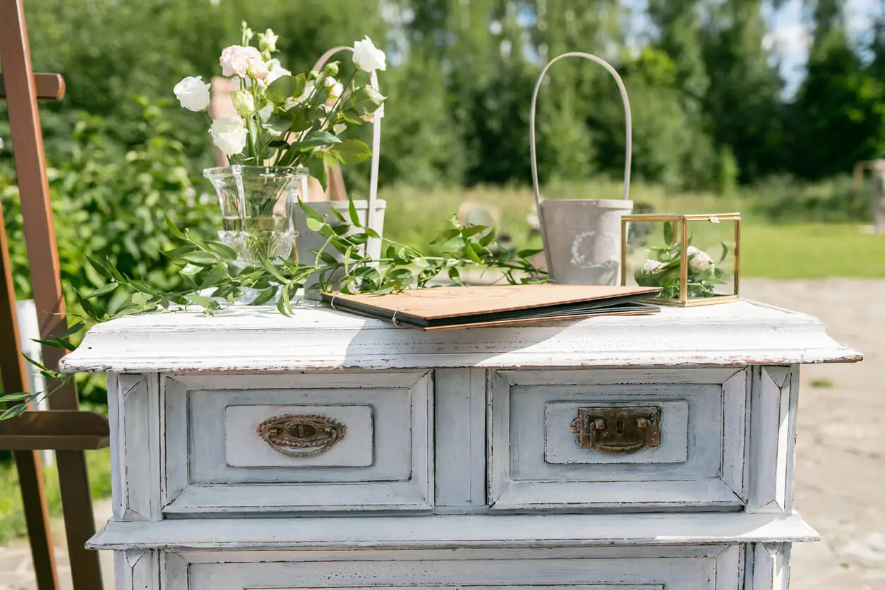Mueble vintage con pintura a la tiza.