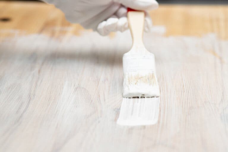 Pintura a la tiza o «chalk paint»: qué es y cuáles son sus usos en el hogar