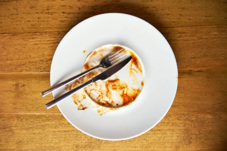 Cómo limpiar los platos de porcelana manchados