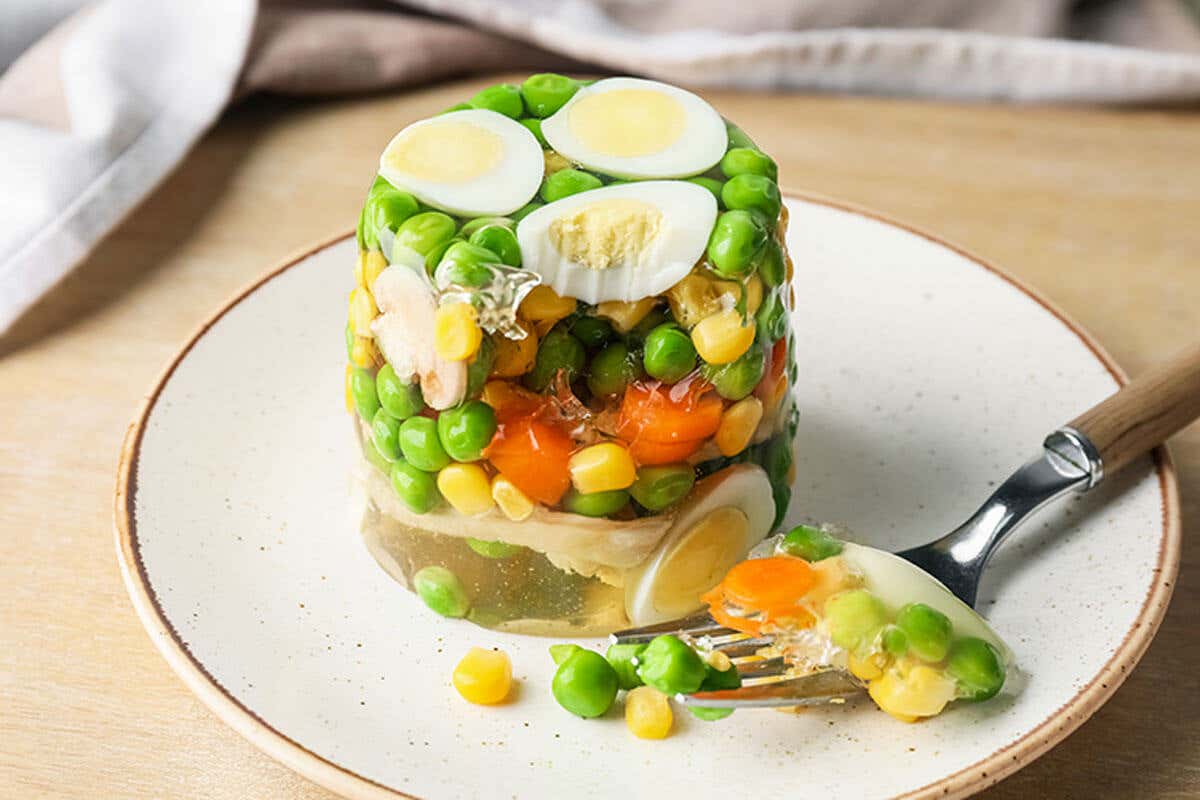 Sülze mit Gemüse und Ei