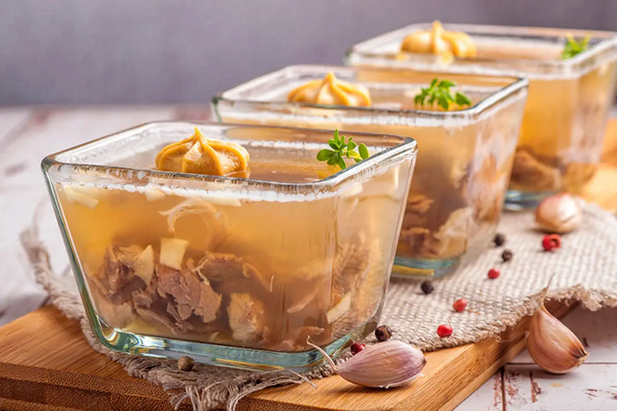 L'aspic peut être servi dans des contenants individuels ou en portions, au choix.